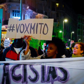 Una mujer sostiene una pancarta contra Vox durante la marcha antirracista de Madrid.