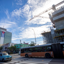 13/11/2021 Un autobús y un coche atraviesan la calle 23 en el barrio Vedado, en La Habana (Cuba).