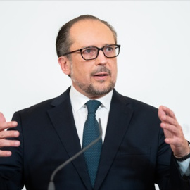 El canciller austriaco Alexander Schallenberg habla durante una conferencia de prensa después de asistir a una cumbre sobre la crisis del coronavirus con el gobierno y los gobernadores provinciales a través de una videoconferencia.