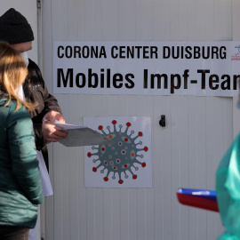 Un cartel con la inscripción 'Equipo móvil de vacunación' en Duisburg