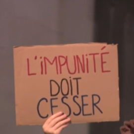 12/11/2021 Una de las pancartas presentes en la movilización feminista de Bruselas contra la violencia sexual, bajo en el lema 'Balance ton bar' (Denuncia a tu bar, en francés).