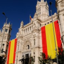 Almeida gasta en banderas 50.000 euros en cinco meses, frente a los 3.000 de Carmena en el mismo periodo del final de su mandato