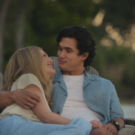 Julianne Moore y Charles Melton, en una secuencia de la película.