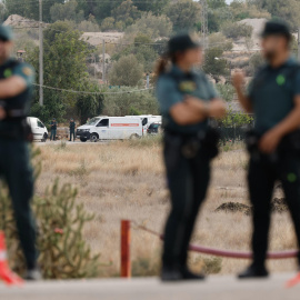 Vehículos de la Guardia Civil y de servicios fúnebres en el lugar en el que un hombre ha matado supuestamente a su mujer y a su hijo en Benaguasil.