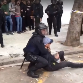 Momento en el que el mosso redujo al manifestante