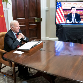 El presidente de Estados Unidos, Joe Biden, habla durante una cumbre virtual con el presidente de China, Xi Jinping.