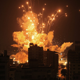 Un misil explota en la ciudad de Gaza durante un ataque aéreo israelí el 8 de octubre de 2023.