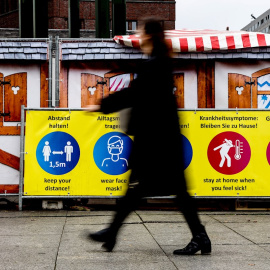 Un cartel informa a los clientes que mantengan las normas de higiene en el mercado navideño cerrado en Potsdamer Platz en Berlín.
