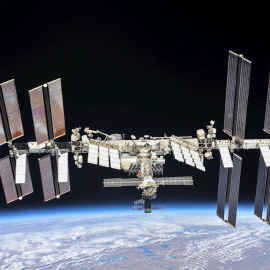 Una imagen de archivo de folleto sin fecha puesta a disposición por la Administración Nacional de Aeronáutica y del Espacio (NASA) muestra la Estación Espacial Internacional (publicada el 16 de noviembre de 2021).