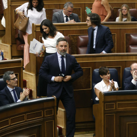El líder de VOX, Santiago Abascal abandona el hemiciclo seguido por sus diputados, en protesta por el uso de lenguas cooficiales durante el primer pleno del Congreso de la XV Legislatura este 19 de septiembre de 2023.