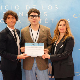 22/02/2024 Los doctores Sergio Fernández y Ruth García entregan el premio de la SEME al periodista de Público Sergio Sangiao..