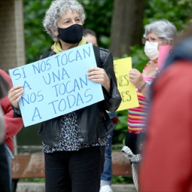 Varias personas participan en una concentración contra los abusos sexuales de un masajista de Larratxo a tres adolescentes, a 29 de mayo de 2021, en San Sebastián, Euskadi.
