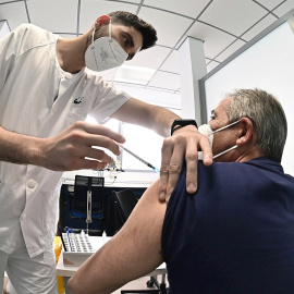 03/06/2021.- Un sanitario vacuna contra el coronavirus a un hombre en el hospital de Alcalá de Henares en Madrid, este jueves.