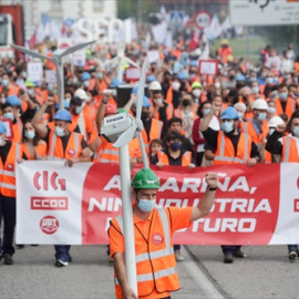 Varios cientos de personas participan en una manifestación por el futuro industrial de A Mariña, a 17 de octubre de 2021, en Viveiro, Lugo (Galicia).