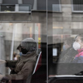 Personas con mascarilla en un autobús en Burgos, Castilla y León, a 21 de octubre de 2020.