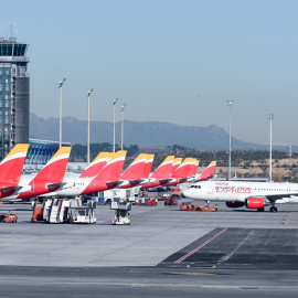 Aviones de Iberia, del grupo IAG, aparcados en las pistas del aeropuerto Adolfo Suárez Madrid-Barajas. E.P./Gustavo Valiente