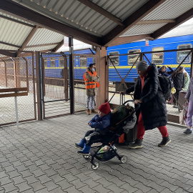 Mujeres y niños que acaban de llegar de Ucrania a la estación de Przemysl, Polonia.
