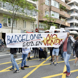 Varias personas durante una concentración contra el desfile de Louis Vuitton, en Rambla Mercedes, a 23 de mayo de 2024, en Barcelona.