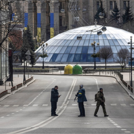 27/02/2022 Militares ucranianos dan el alto a un hombre en el centro de Kiev (Ucrania)