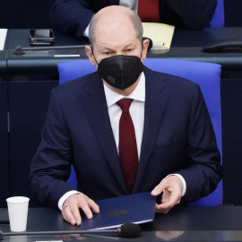 El canciller alemán Olaf Scholz se sienta en su lugar antes de entregar una declaración del gobierno en el parlamento alemán 'Bundestag' en Berlín, Alemania, el 27 de febrero de 2022.