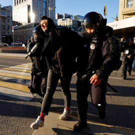 La Policía detiene a un hombre en una protesta contra la guerra de Rusia y Ucrania en Moscú.