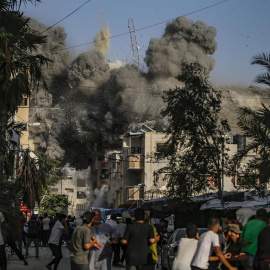 Una explosión seguida de un ataque aéreo israelí en el campo de refugiados de Al Bureije, en Gaza.