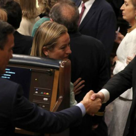 Sánchez y Junqueras se saludan en el Congreso.