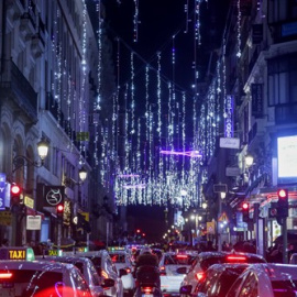 Una calle del centro de Madrid con las luces de navidad tras su encendido, en Madrid a 22 de noviembre de 2019.