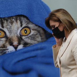 La ex secretaria general del PP y expresidenta de Castilla-La Mancha, María Dolores de Cospedal, abandona el Congreso, después de que su comparecencia en la comisión parlamentaria que investiga el caso Kitchen fuera aplazada "sine die" tras ser imputad