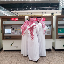Varias personas compra sus billetes para el AVE en la nueva estación para el tren de alta velocidad a la Meca, en la Ciudad Financiera Rey Abdullah, cerca de Jeddah (Arabia Saudí). REUTERS / Stephen Kalin