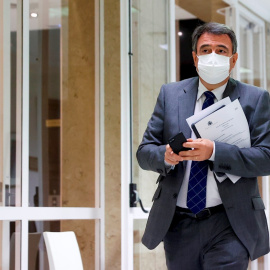 26/10/2021.- El portavoz del PNV, Aitor Esteban en los pasillos del Congreso en el ámbito de la reunión de la Junta de Portavoces este martes en el Congreso de los Diputados. EFE/Mariscal