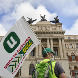28/2/22-Un hombre en la concentración para que las ayudas a la Política Agrícola Común (PAC) tengan por destinatarios a los profesionales del campo, frente al Ministerio de Agricultura, a 15 de septiembre de 2021, en Madrid (España).