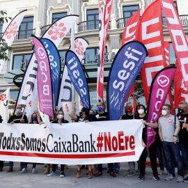 Representantes de trabajadores de Caixabank se concentran este lunes en Madrid en protesta por el rechazo de la dirección a sus propuestas sobre la reducción del número de despidos que prepara la entidad.