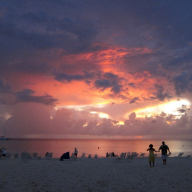 Atardecer en la  Seven Miles Beach, la playa de George Town, en Islas Caiman, uno de los paraísos fiscales más emblemáticos.  REUTERS/Gary Hershorn