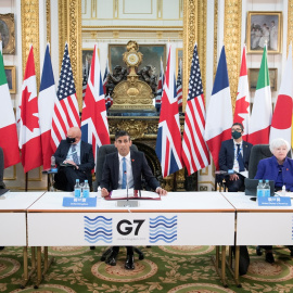El canciller del Tesoro (ministro de Finanzas) británico, Rishi Sunak, en el centro, en la cumbre de los ministros del G-7 en la que se ha acordado un gravamen mínimo del 15% para las grandes multinacionales. Stefan Rousseau/PA Wire/Pool via REUTERS