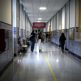 Alumnos en el hall de la Universidad Pontificia de Comillas, ICADE, durante el primer día del curso escolar 2020-2021.