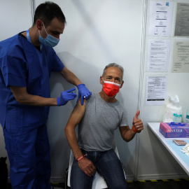 Un sanitario administra una vacuna contra la covid