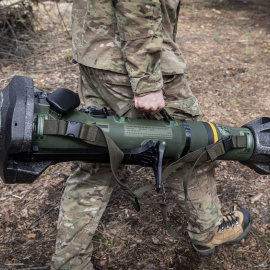 Un soldado ucraniano sostiene un MBT-NLAW (arma ligera antitanque) proporcionada por el Reino Unido al ejército de Ucrania. E.P./Alex Chan Tsz Yuk / Zuma Press