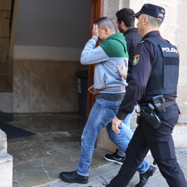 El detenido por, presuntamente, golpear con un martillo a su mujer, llega a los juzgados de Vía Alemania, a 1 de febrero de 2024, en Palma de Mallorca, Mallorca, Baleares (España).