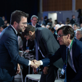 El president en funciones de la Generalitat, Pere Aragonès, saluda al líder del PSC, Salvador Illa, en un evento en Barcelona.