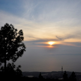 Una densa capa de gases y ceniza emitidas por el volcán de Cumbre Vieja cubre el Valle de Aridane a última hora del día de este martes.