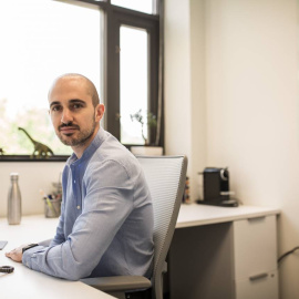 Israel Cañadas en su despacho del Fox Chase Cancer Center, en Filadelfia.