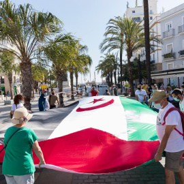 Despliegue de la bandera saharaui en la plaza san Juan de Dios en Cádiz.