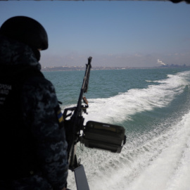Guardas fronterizos ucranianos patrullan el Mar de Azov frente a la ciudad de Mariupol el 30 de abril de 2021.