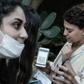 Varias asistentes a un evento presentan su pasaporte covid en Israel, el 18 de agosto de 2021.