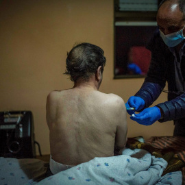 El enfermero José Ramón administra este jueves 11 de noviembre a un hombre la tercera dosis de la vacuna contra el coronavirus, en un domicilio de Avión (Ourense).