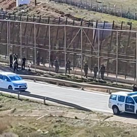 Patrullas de la Guardia Civil junto a la valla de Melilla este 2 de marzo de 2022, cuando cerca de 2.500 migrantes han intentado cruzar hacia España.