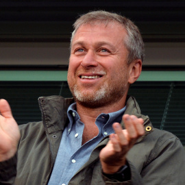 El millonario propietario del club de fútbol Chelsea Roman Abramovich applaude durante un partido de la Premier League inglesa. REUTERS/Toby Melville