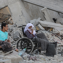 Dos personas sentadas en Khan Yunis, al sur de la Franja de Gaza.