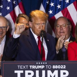 El expresidente estadounidense Donald Trump gesticula tras derrotar a la exgobernadora Nikki Haley en las primarias presidenciales republicanas de Carolina del Sur, en Columbia (Carolina del Sur).
